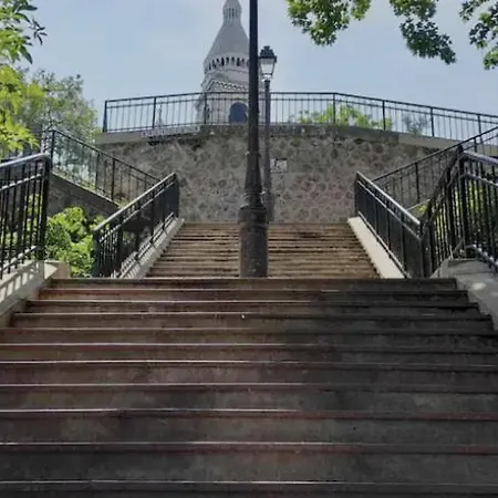 Au Calme A Montmartre 40m2 Paris